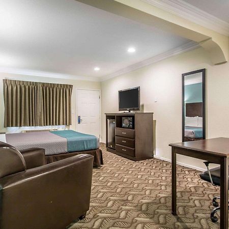 Rodeway Inn & Suites Ингълуд Екстериор снимка
