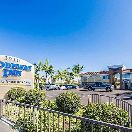 Rodeway Inn & Suites Ингълуд Екстериор снимка