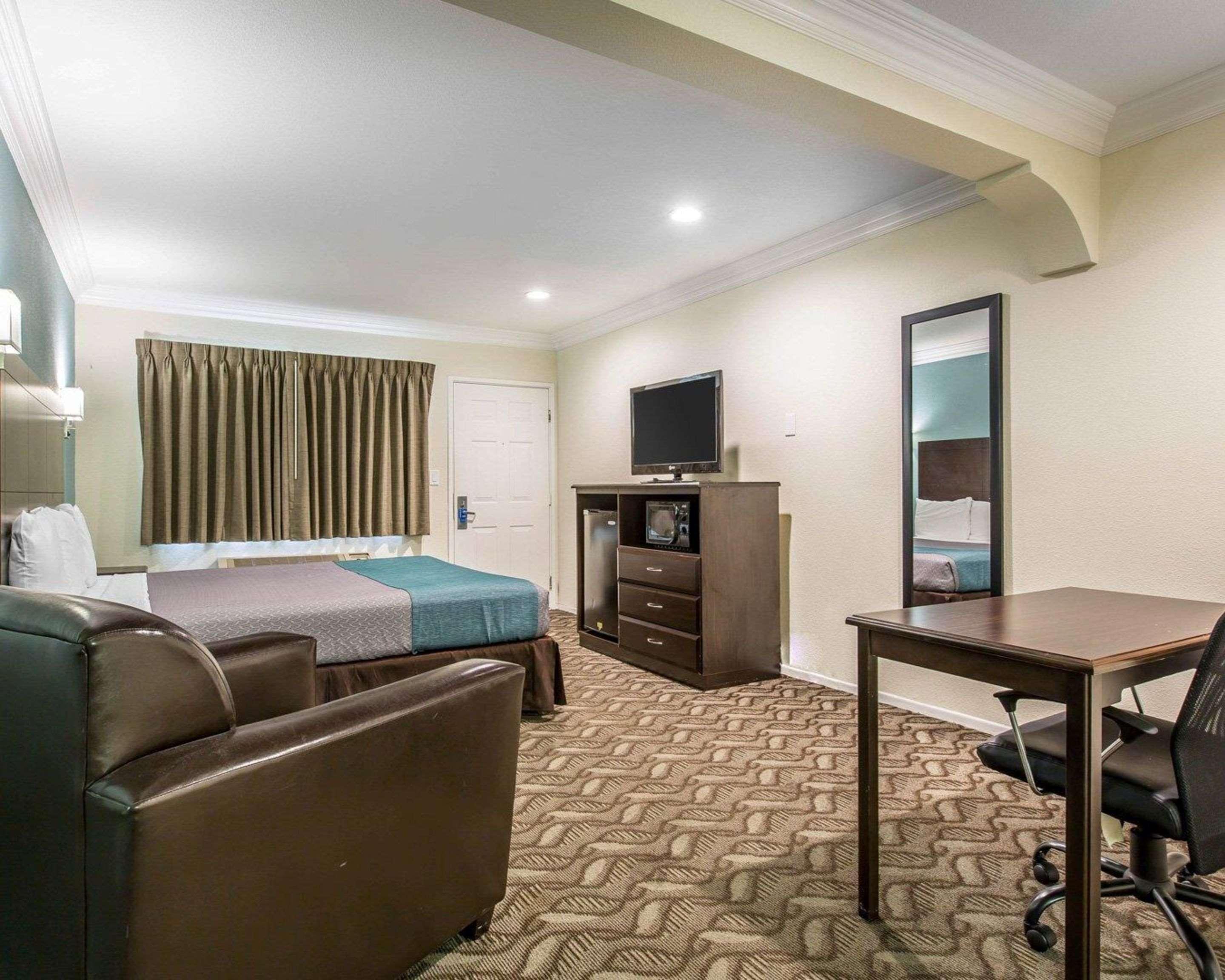 Rodeway Inn & Suites Ингълуд Екстериор снимка