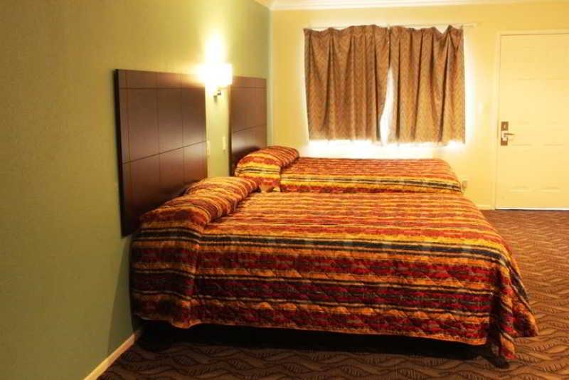 Rodeway Inn & Suites Ингълуд Екстериор снимка