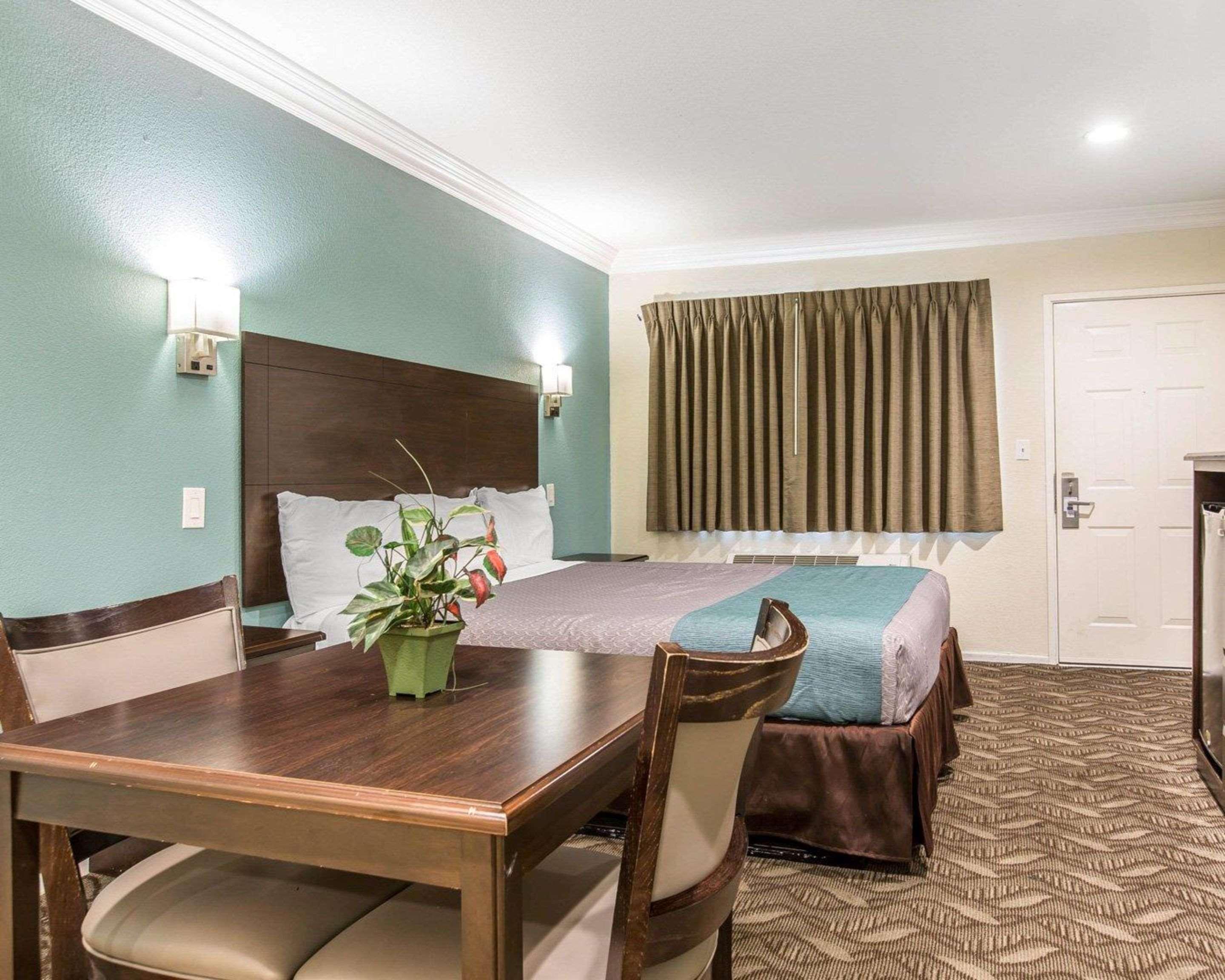 Rodeway Inn & Suites Ингълуд Екстериор снимка