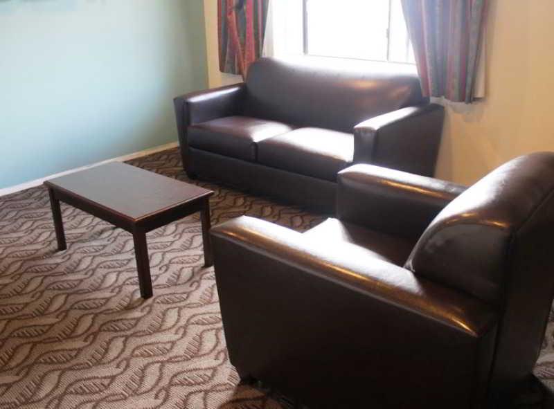Rodeway Inn & Suites Ингълуд Екстериор снимка
