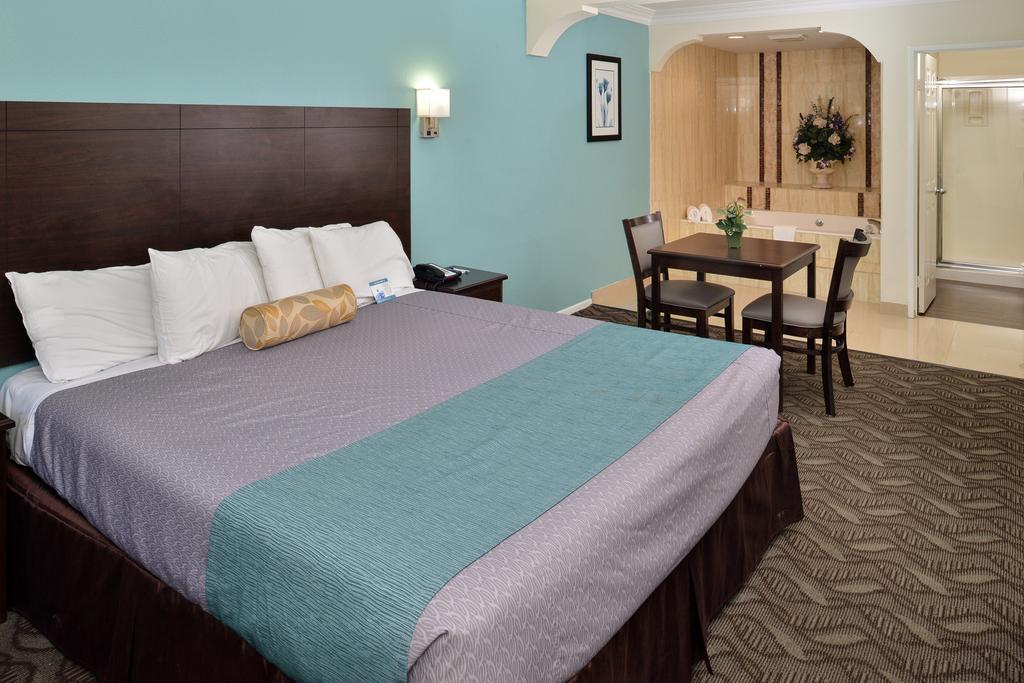 Rodeway Inn & Suites Ингълуд Екстериор снимка