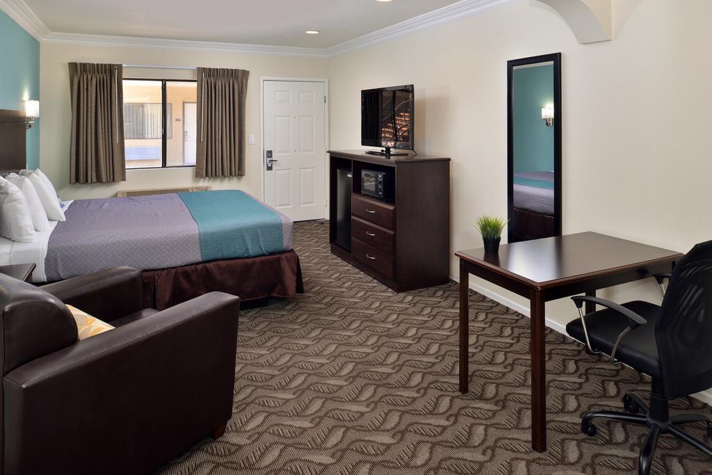 Rodeway Inn & Suites Ингълуд Екстериор снимка