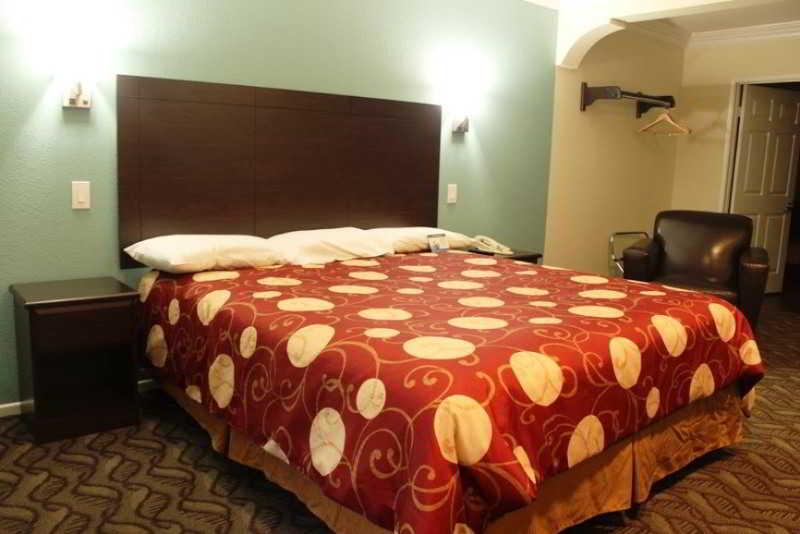 Rodeway Inn & Suites Ингълуд Екстериор снимка