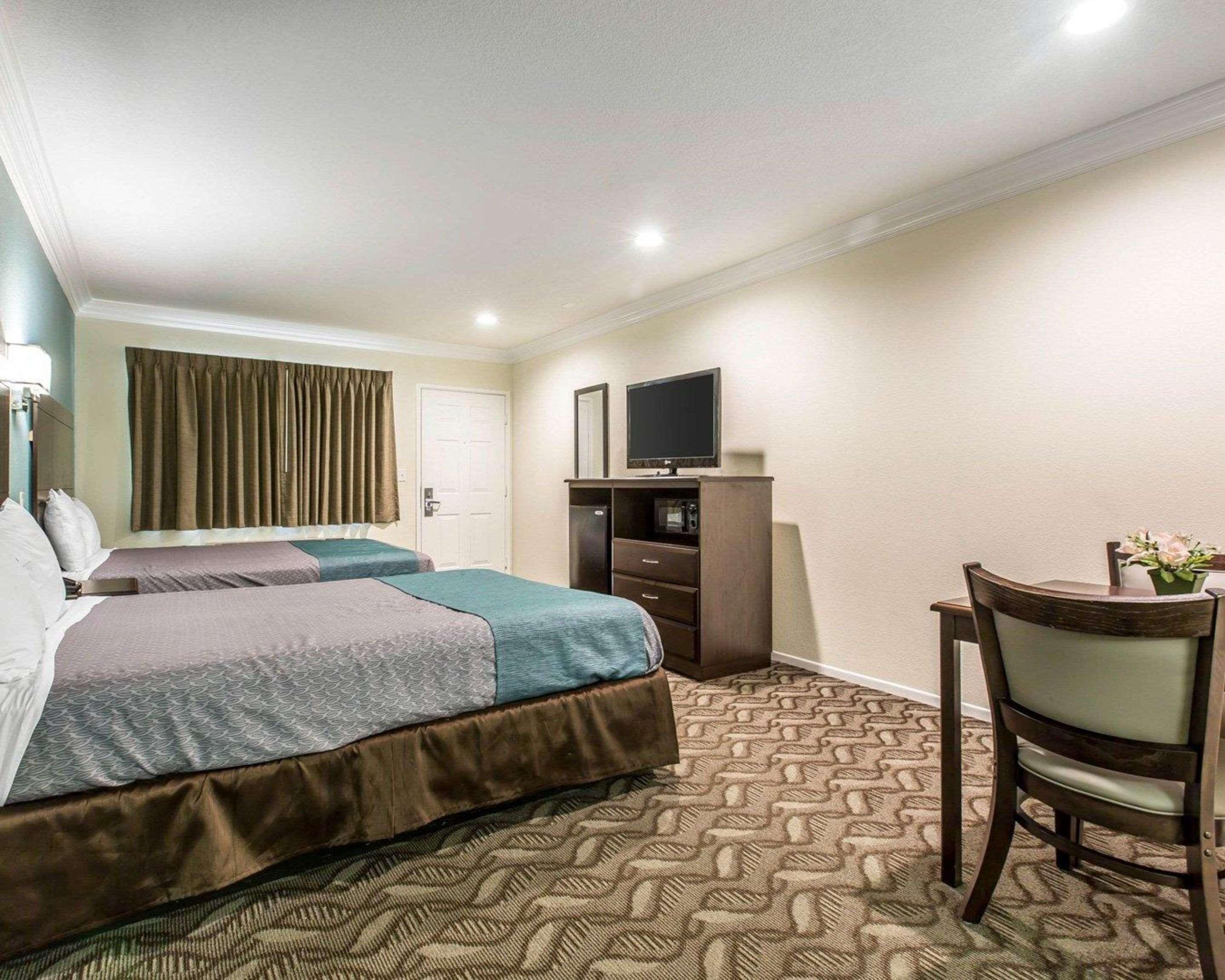 Rodeway Inn & Suites Ингълуд Екстериор снимка