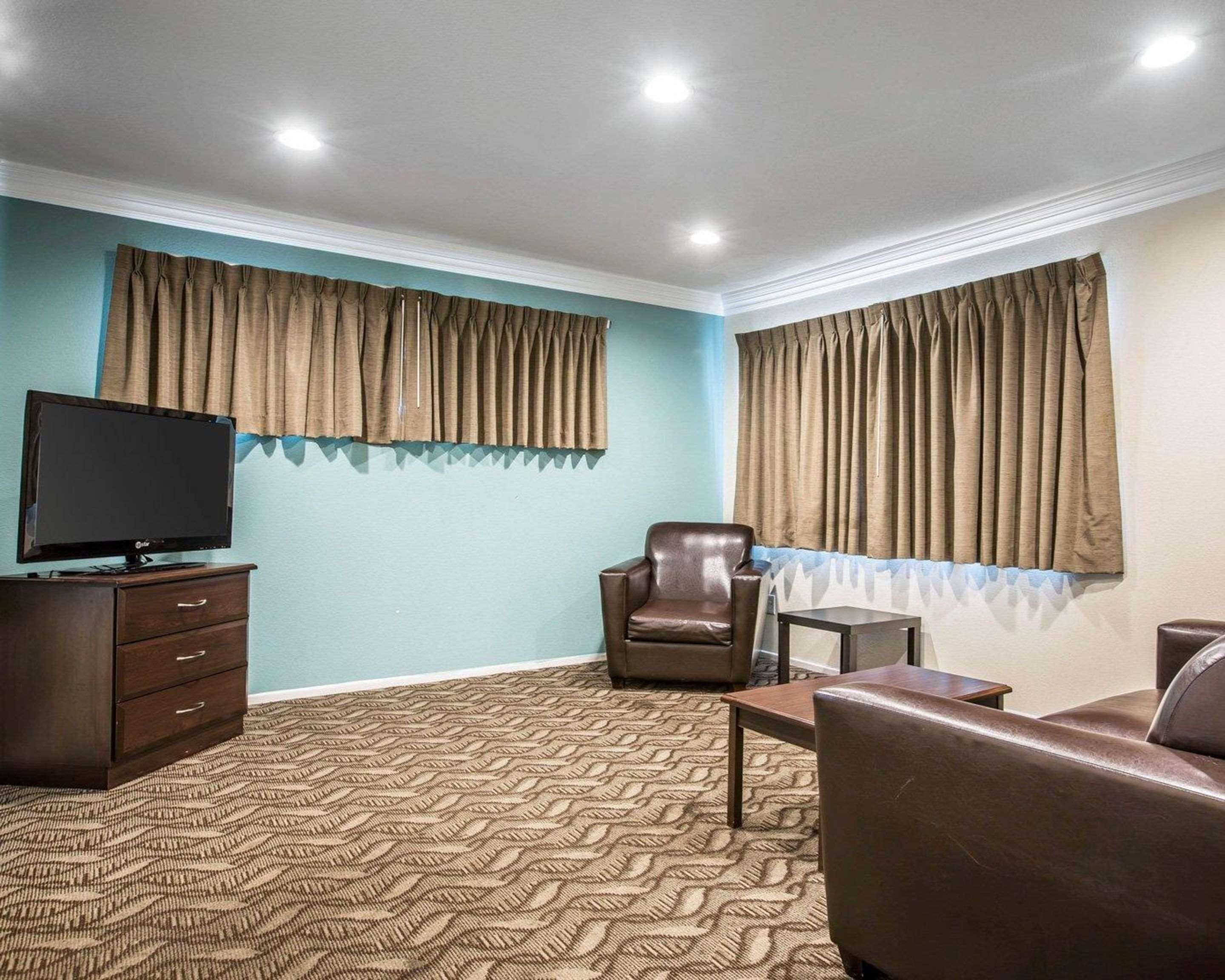 Rodeway Inn & Suites Ингълуд Екстериор снимка