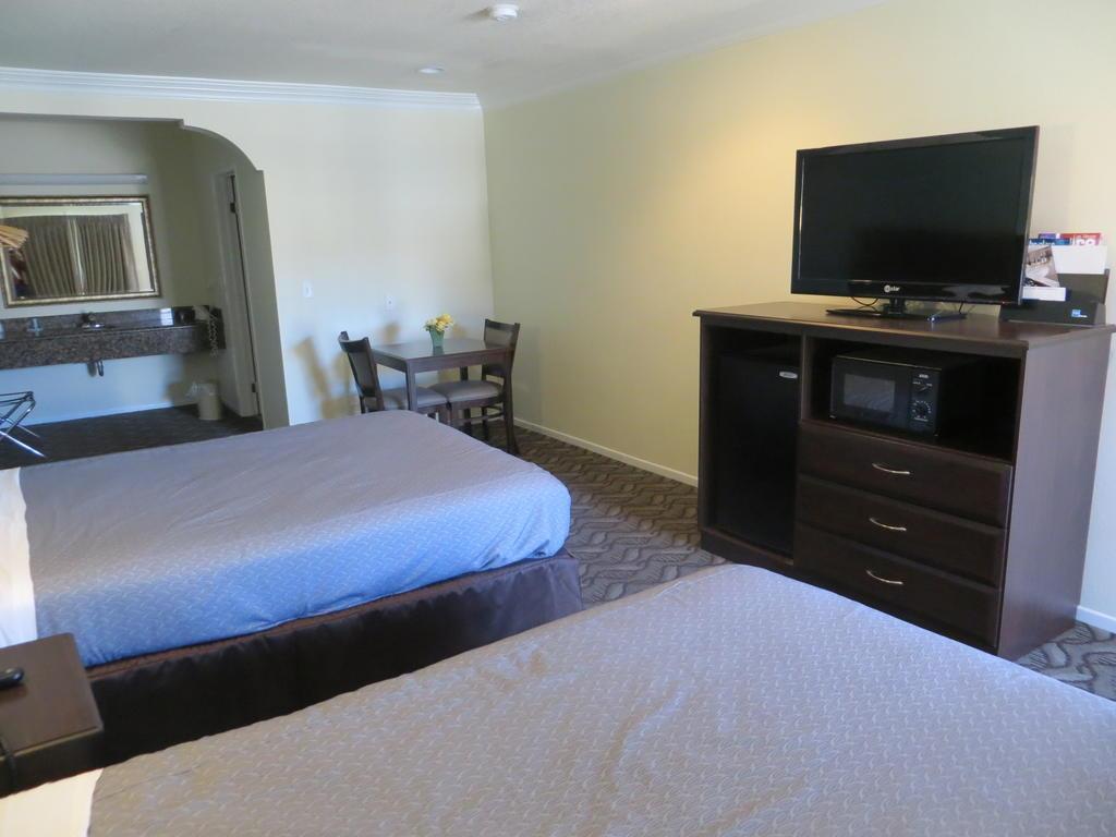 Rodeway Inn & Suites Ингълуд Екстериор снимка