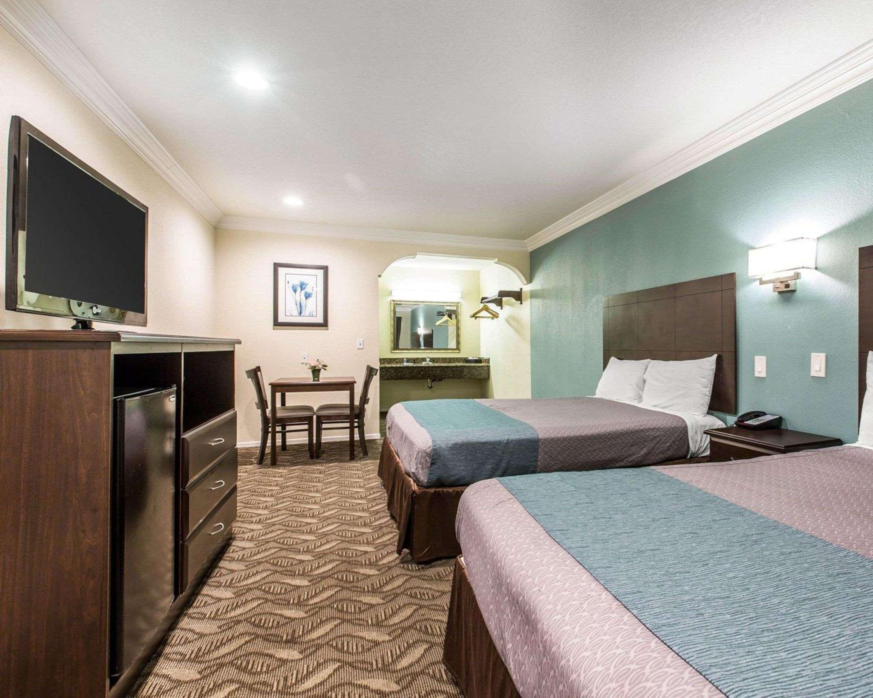 Rodeway Inn & Suites Ингълуд Екстериор снимка