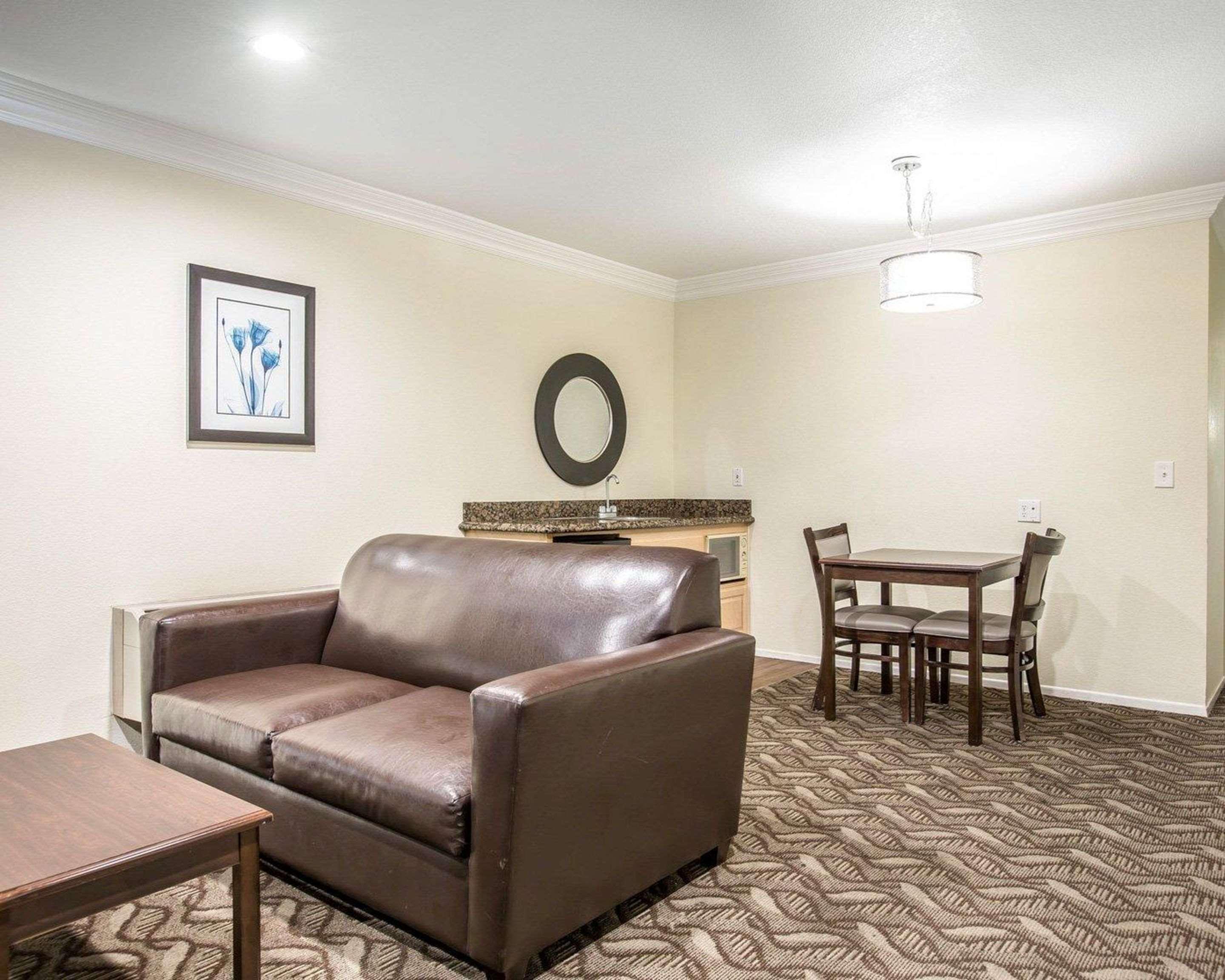 Rodeway Inn & Suites Ингълуд Екстериор снимка