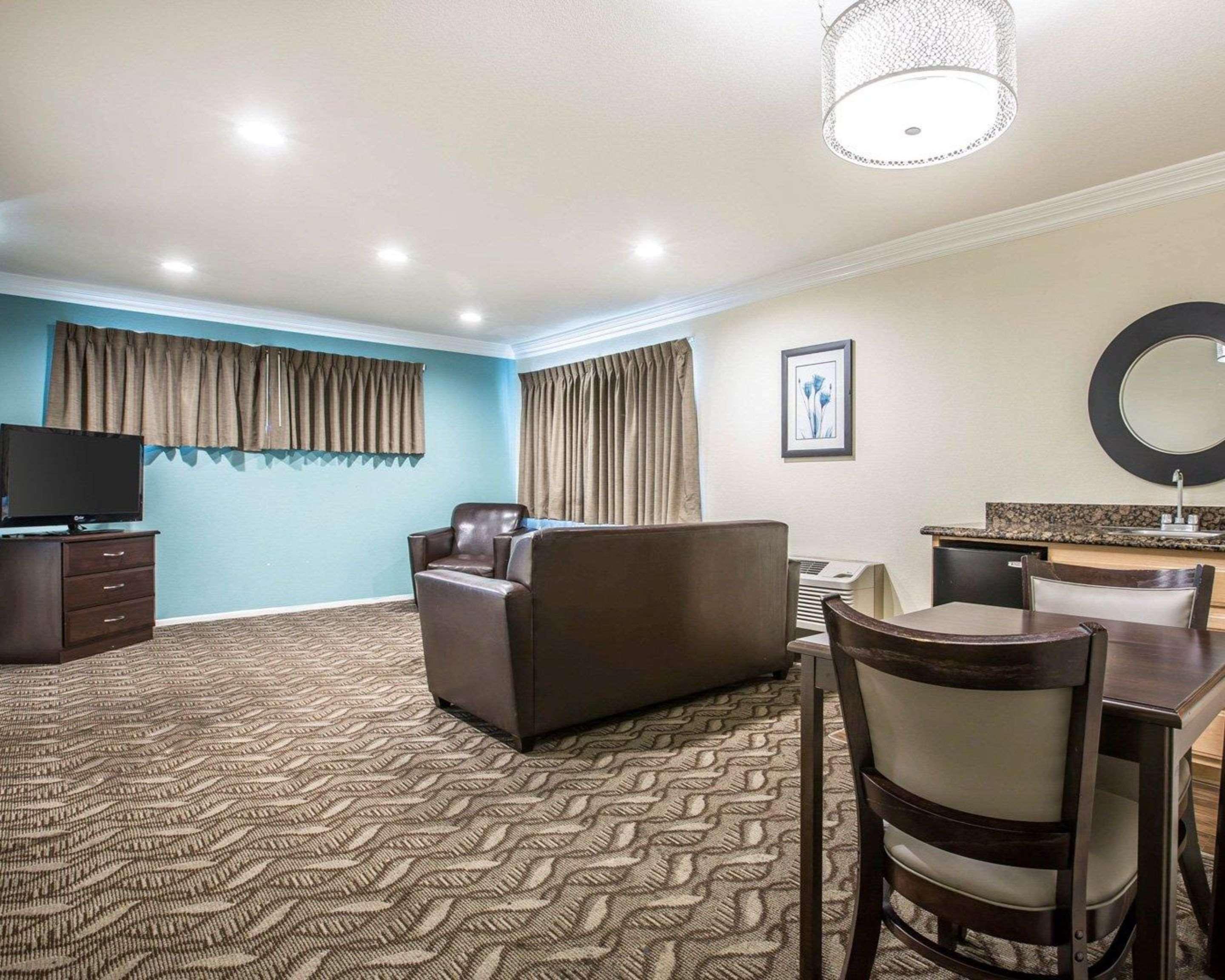 Rodeway Inn & Suites Ингълуд Екстериор снимка