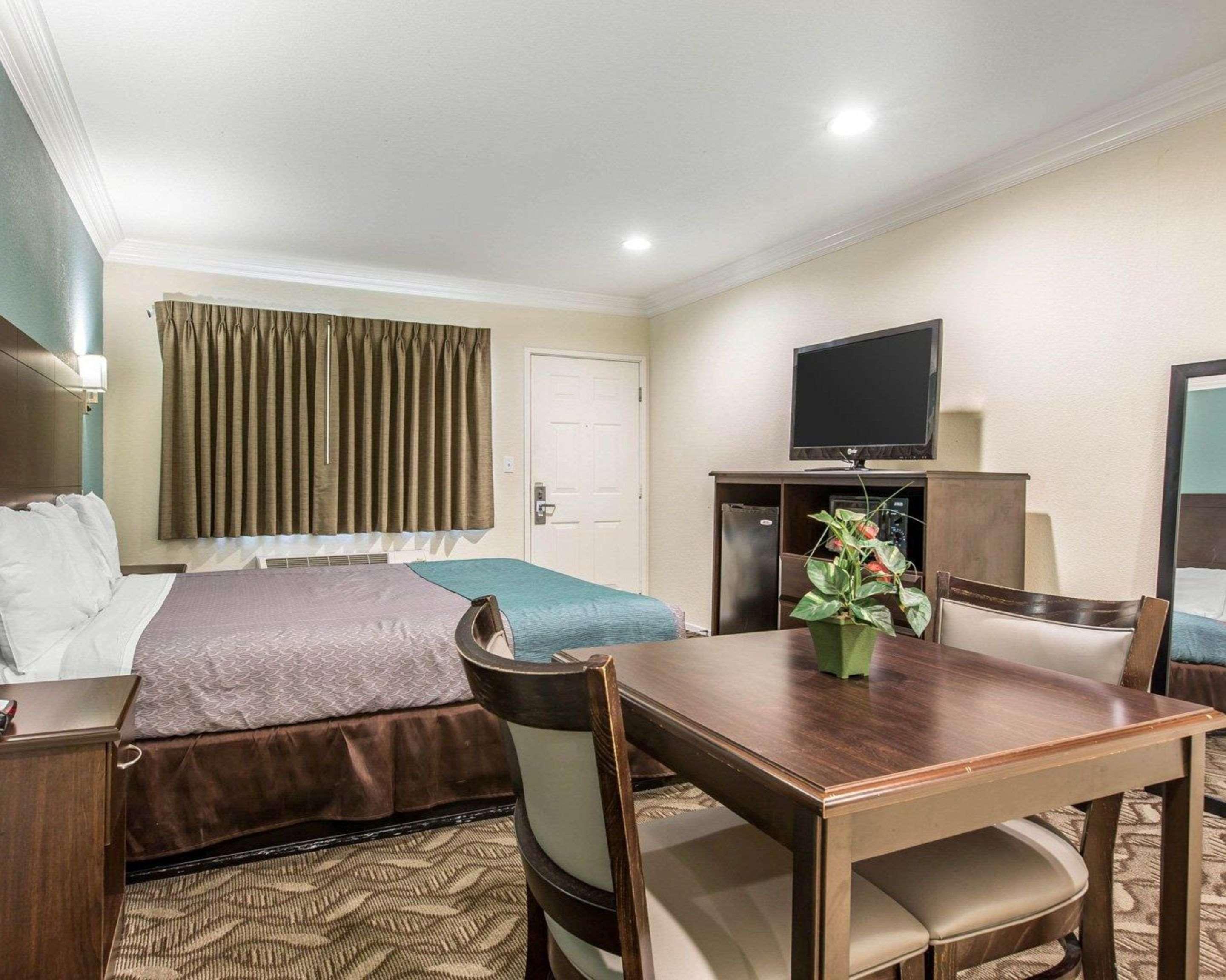 Rodeway Inn & Suites Ингълуд Екстериор снимка