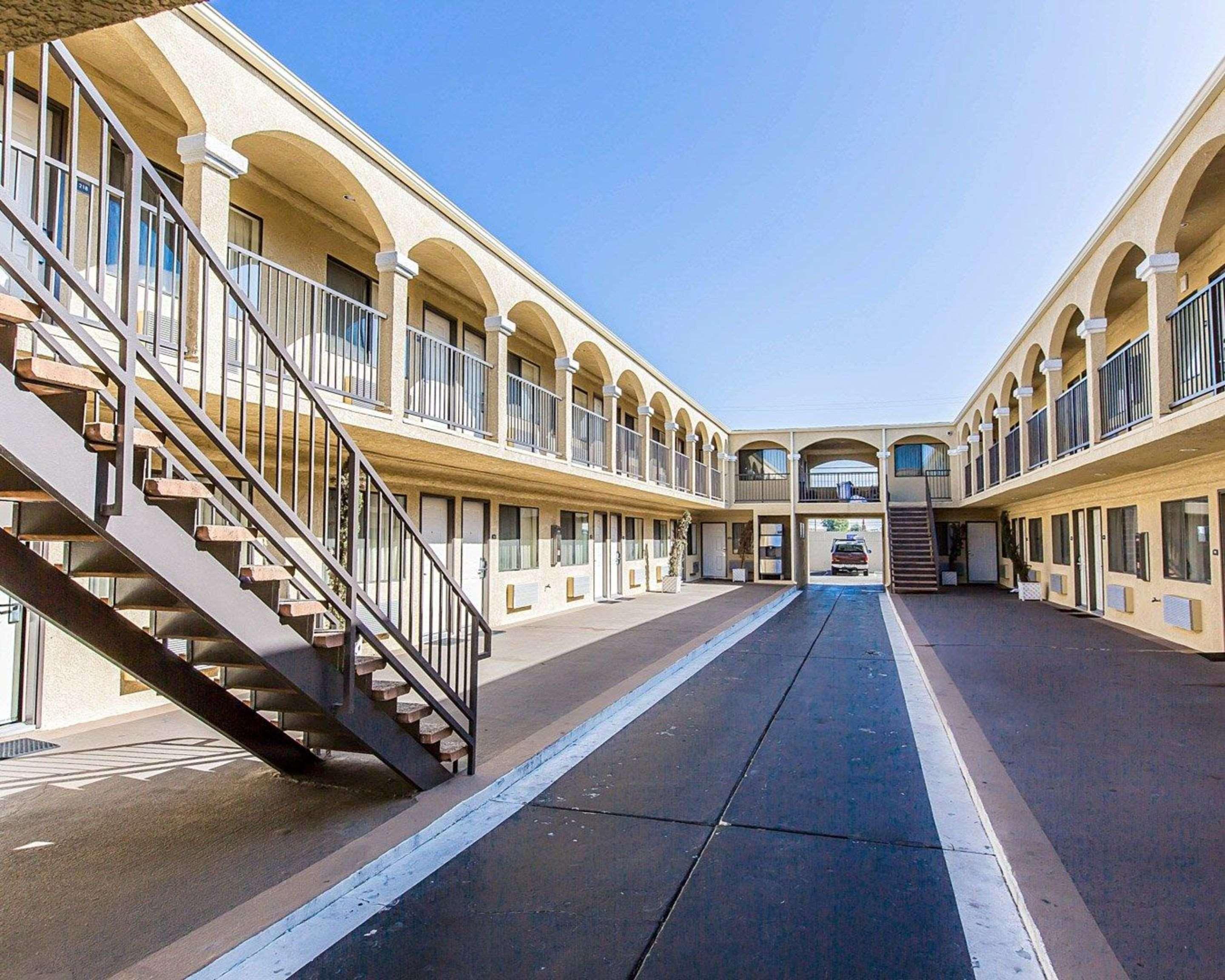 Rodeway Inn & Suites Ингълуд Екстериор снимка