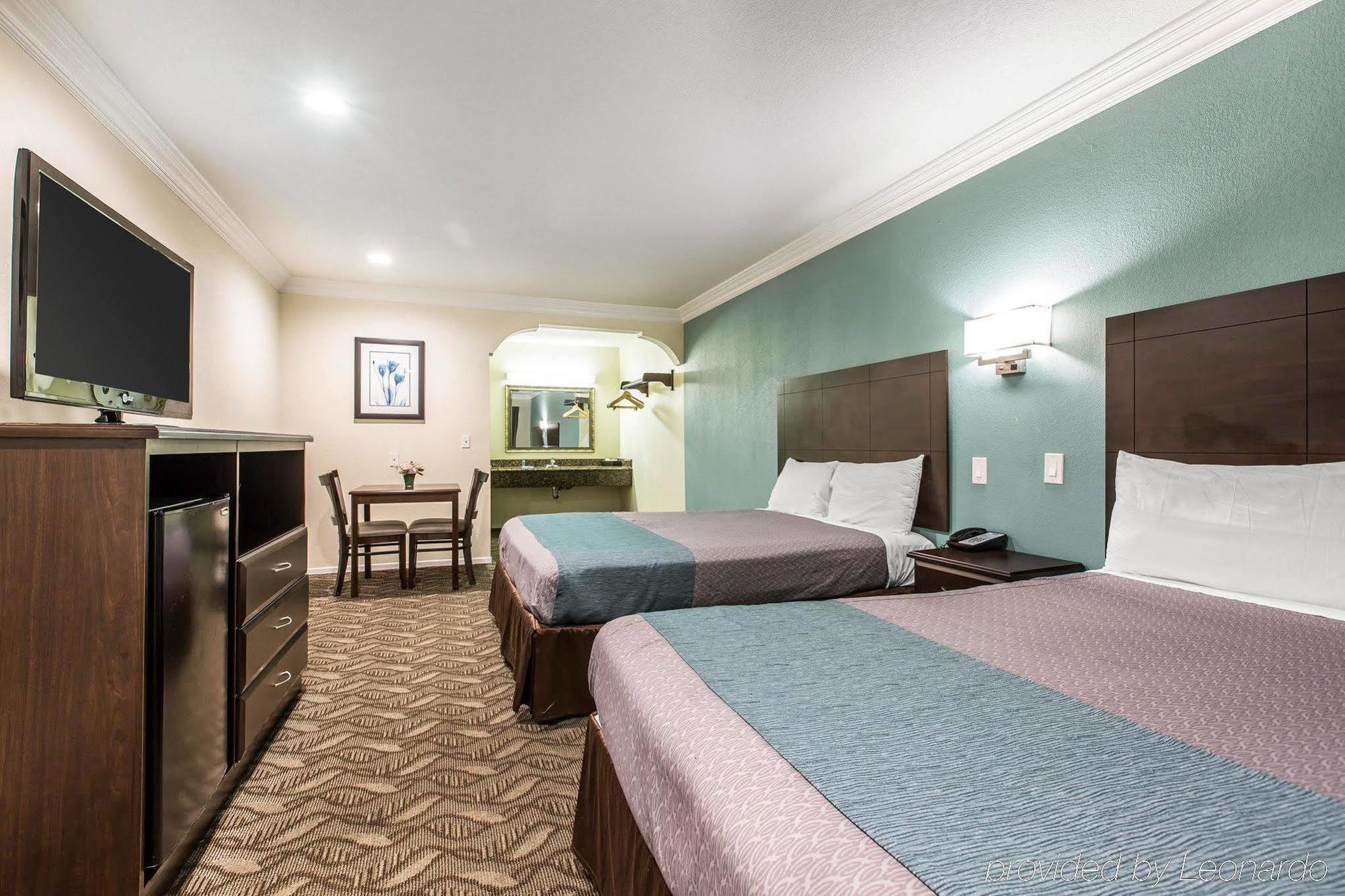 Rodeway Inn & Suites Ингълуд Екстериор снимка